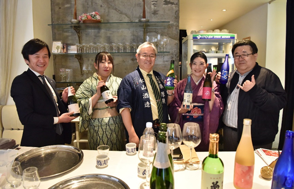 3蔵の蔵元さんと主催者で、記念写真